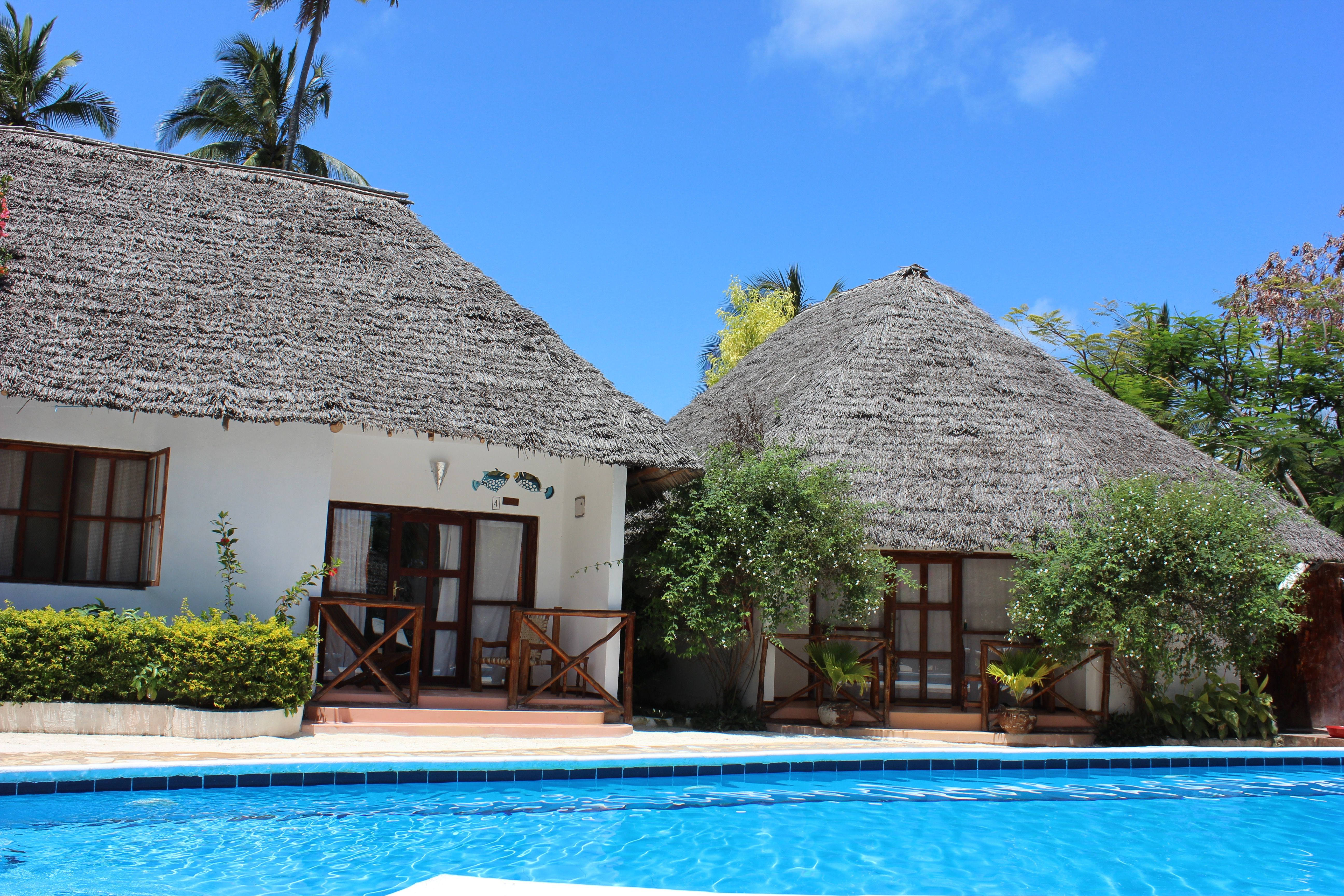 TRIPLE POOL VIEW