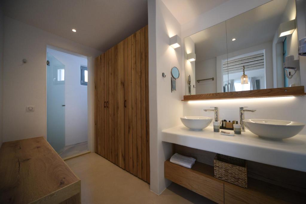 Superior Suite with Jetted Tub & Sea View