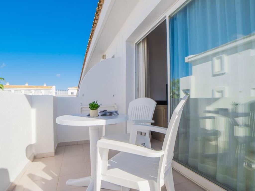 APARTMENT (BALCONY OR TERRACE)