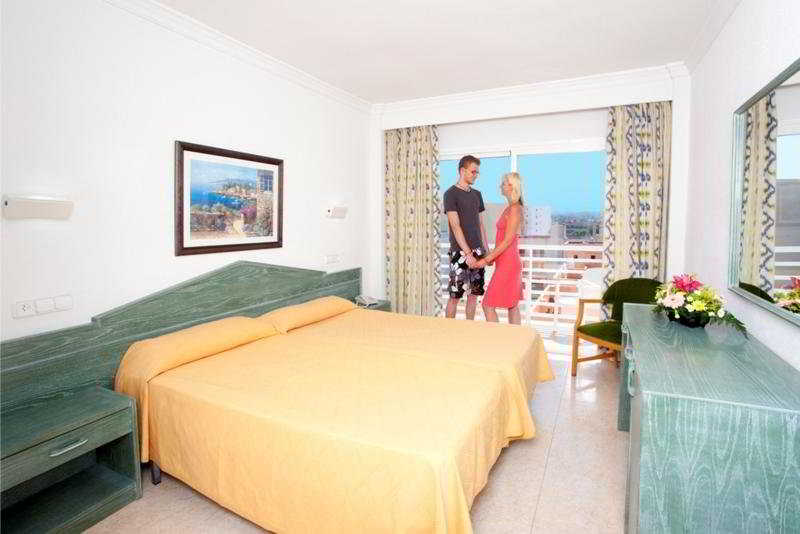TRIPLE WITH BALCONY