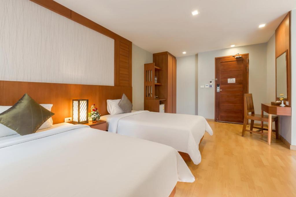 EXECUTIVE SUITE CITY VIEW
