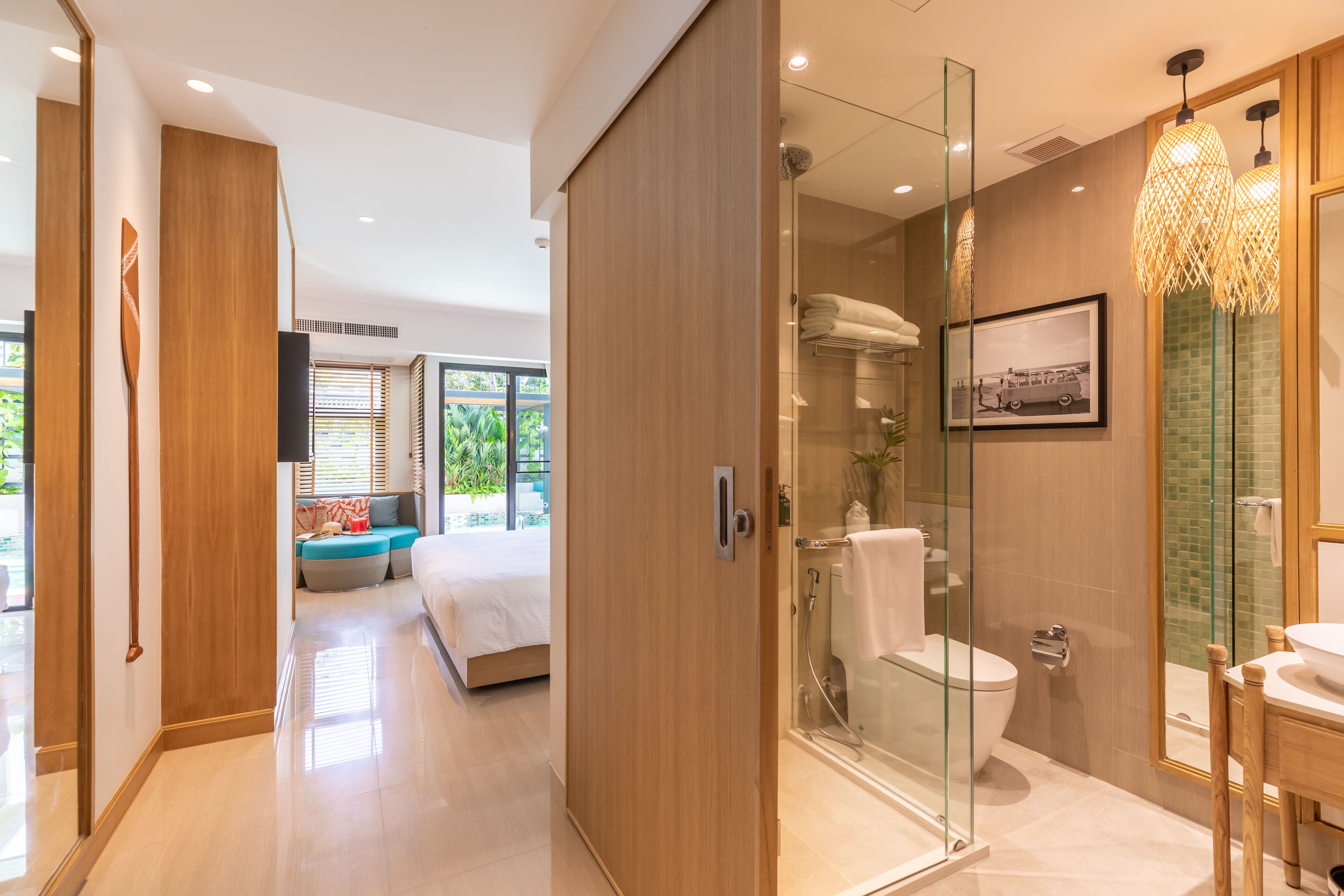 DELUXE POOL ACCESS ROOM KING BED