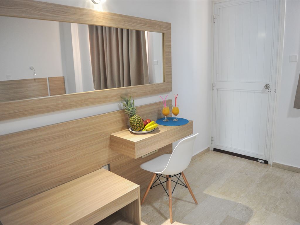 ONE BEDROOM INLAND VIEW 