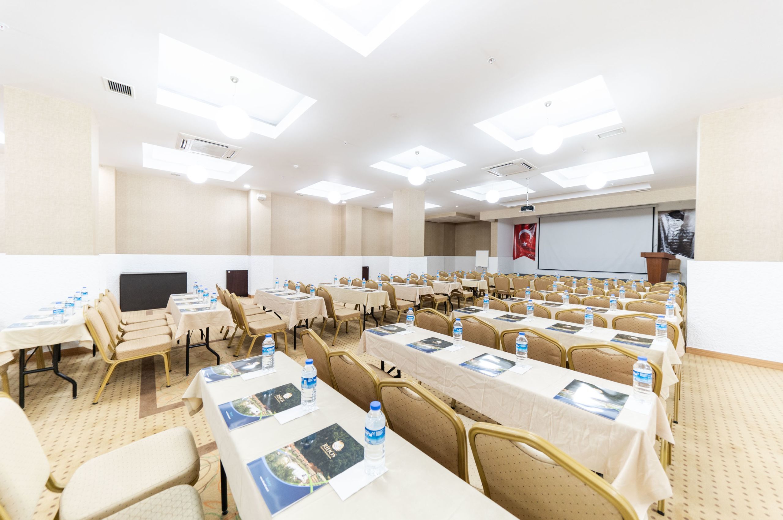 MICE (servicii de organizare de întâlniri, conferințe, alte evenimente)