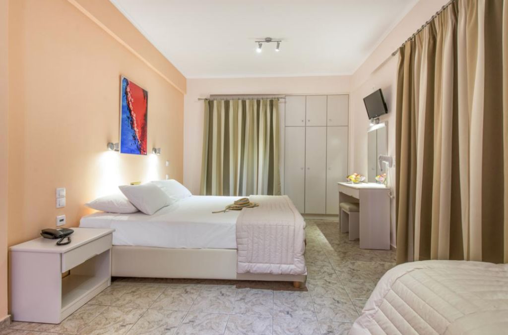 TWIN ROOM