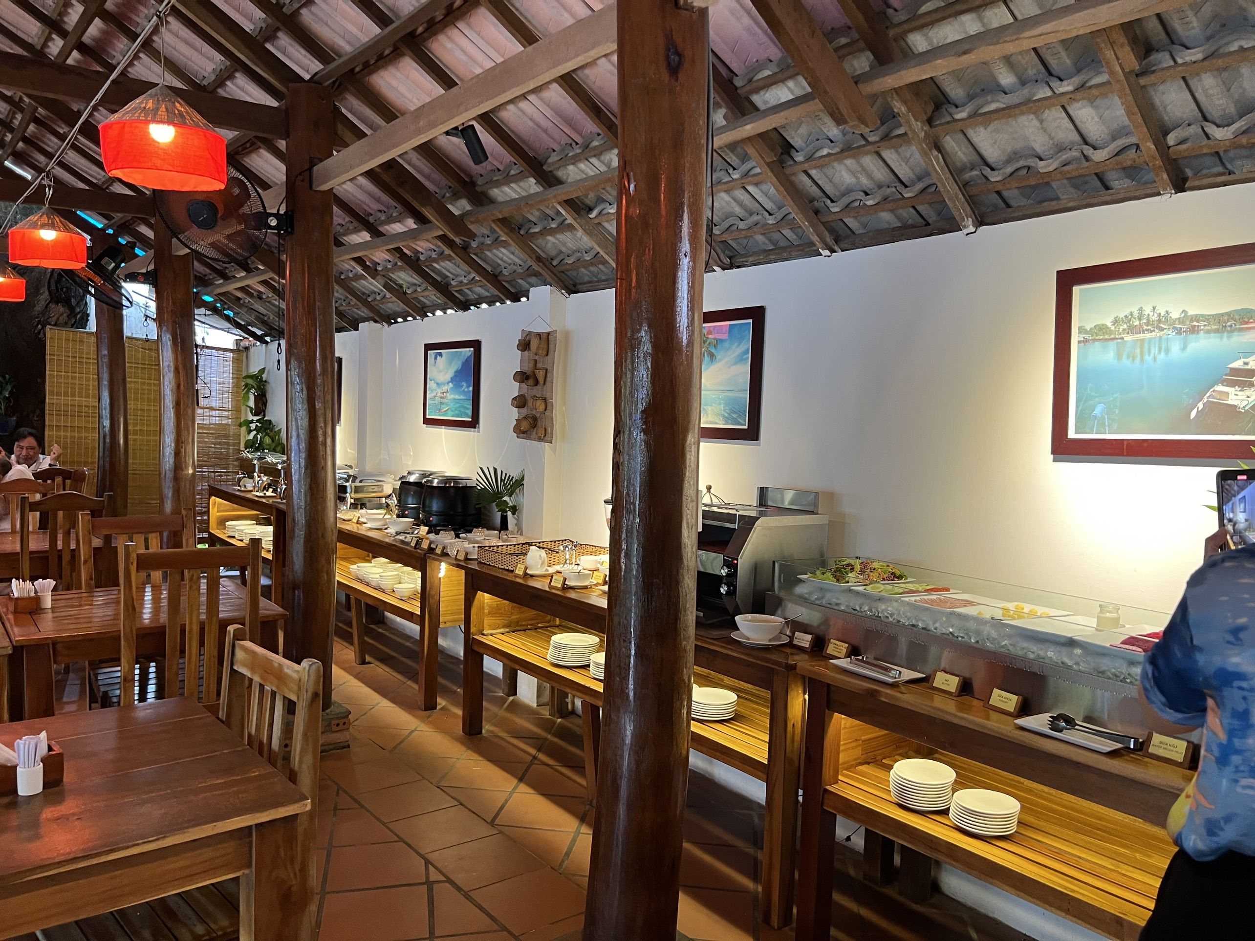 MAIN RESTAURANT