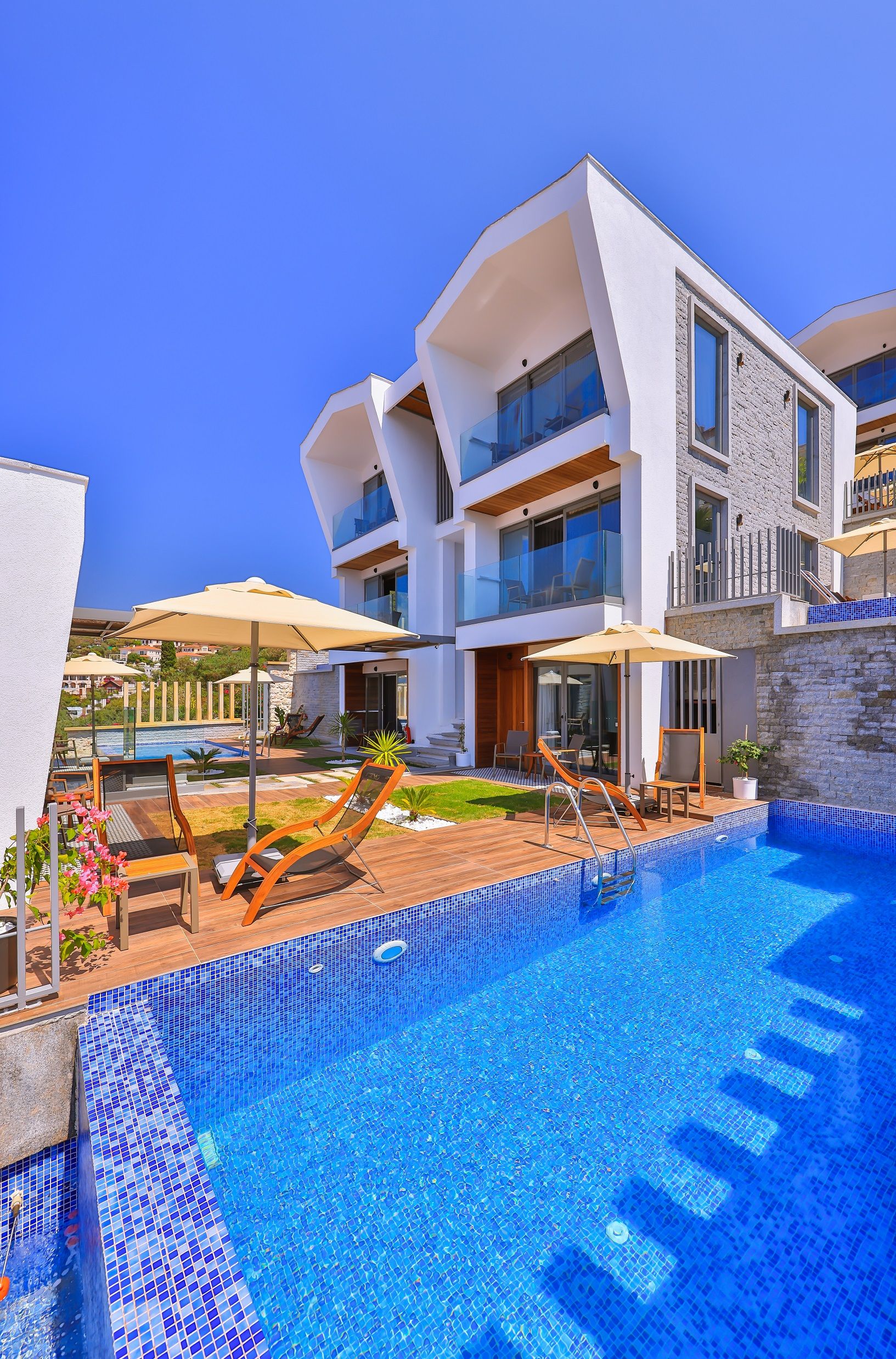 EXECUTIVE ROOM WITH POOL AND SEA VIEW