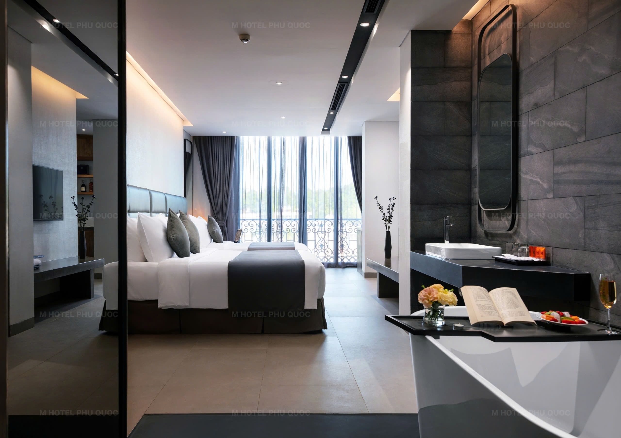 DELUXE TRIPLE SUITE CITYVIEW WITH BALCONY