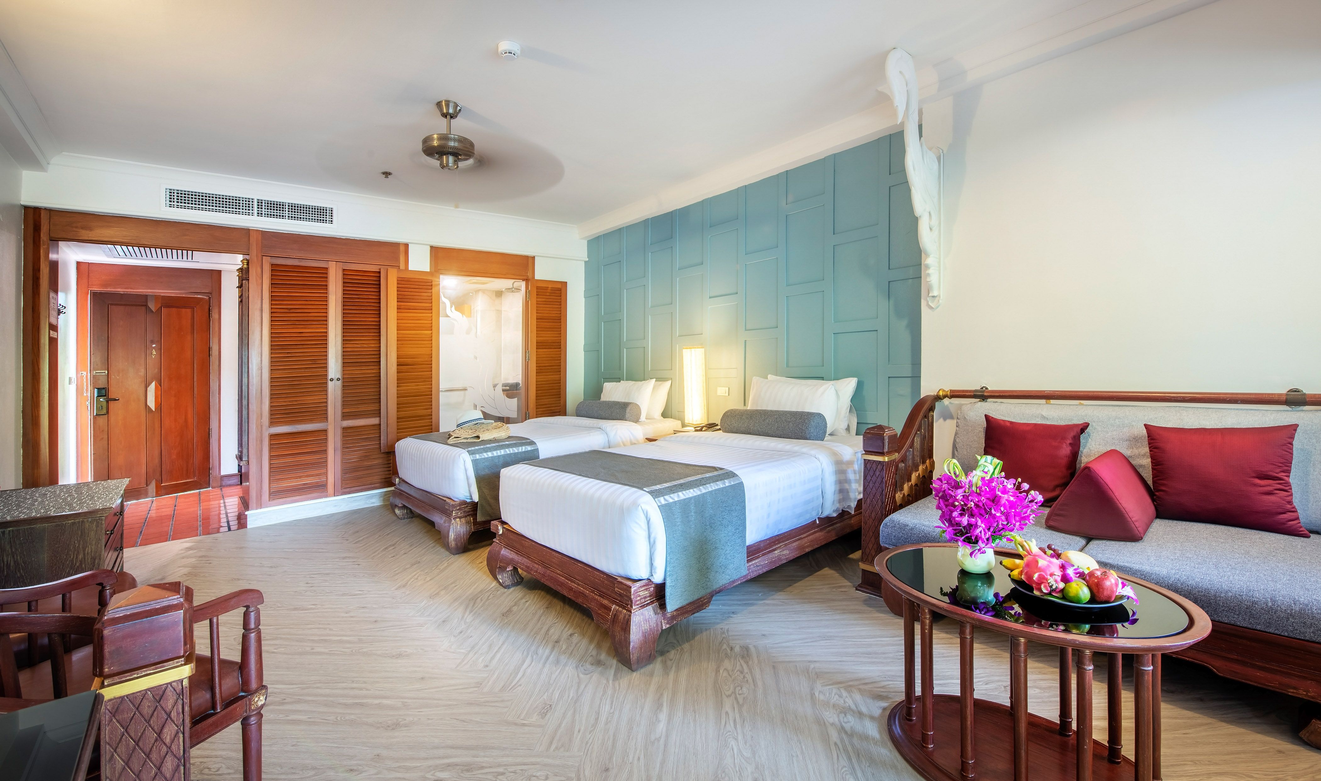 EXECUTIVE ROOM 