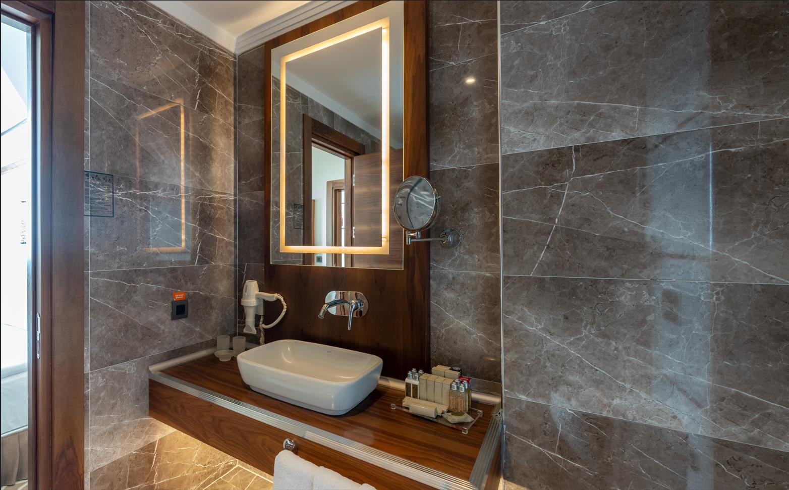 GRAND DELUXE ROOM