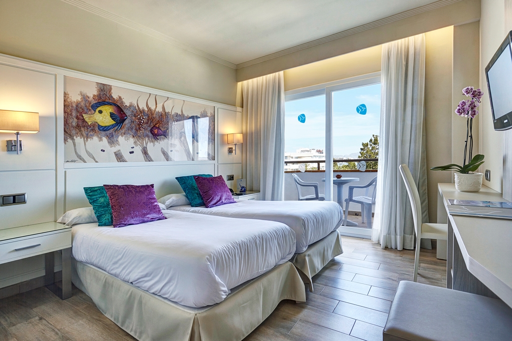 DOUBLE STANDARD ROOM LATERAL SEA VIEW BALCONY OR TERRACE