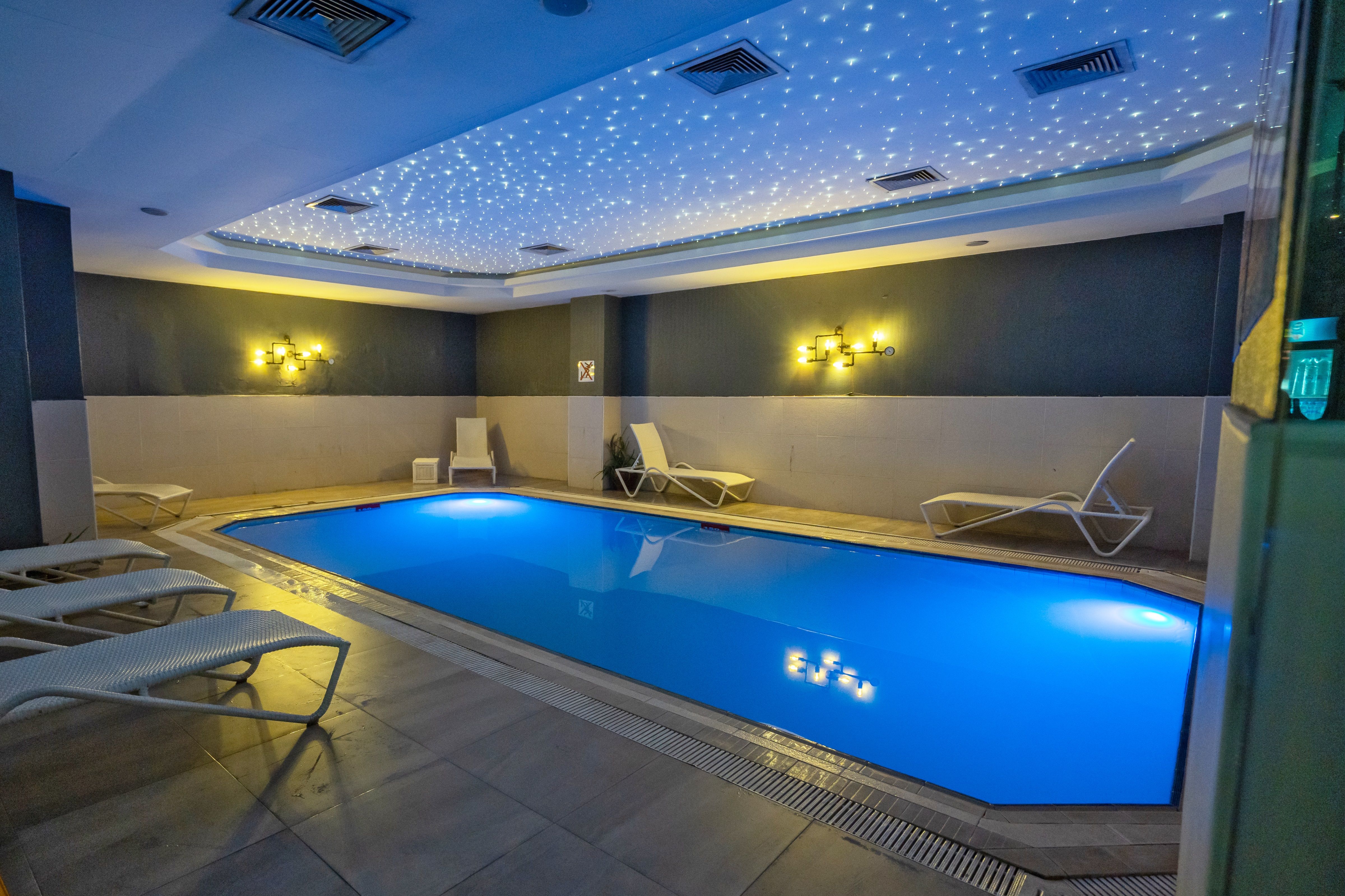 Piscină interioară