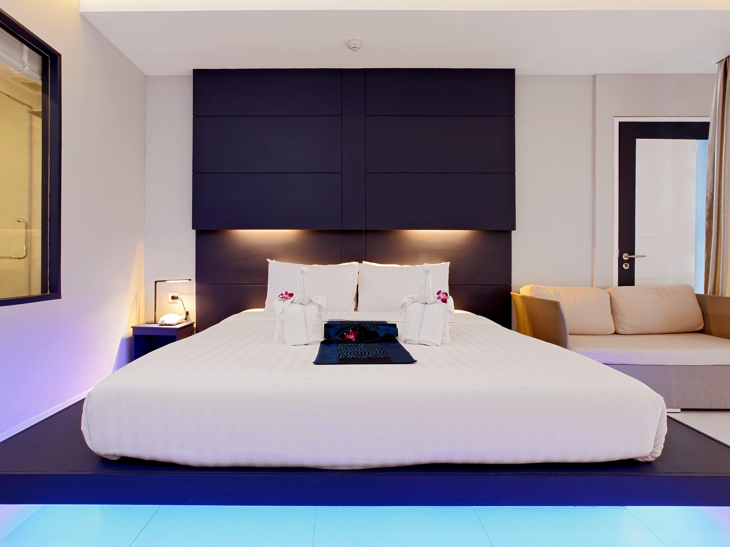 DELUXE POOL ACCESS ROOM