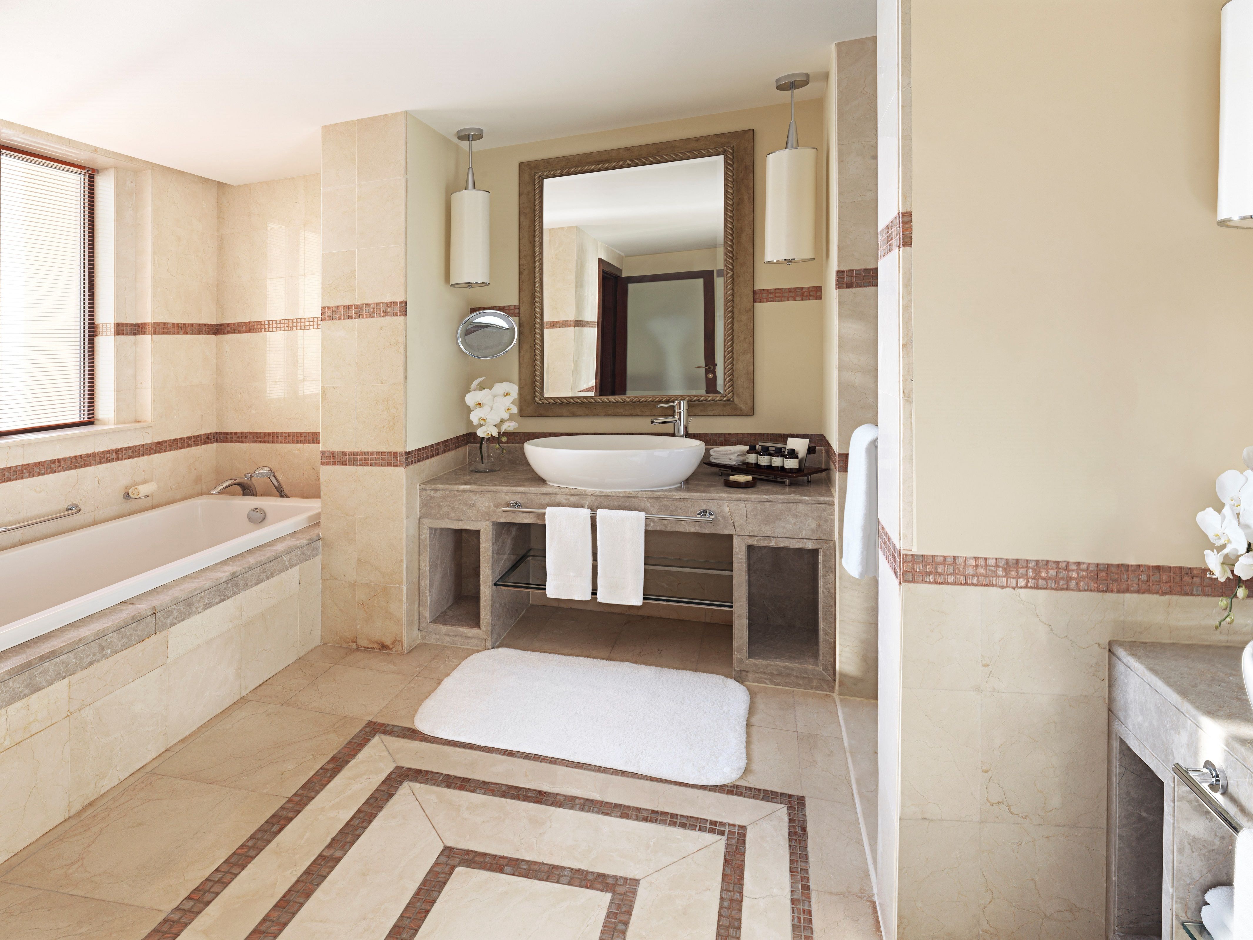 Corner Jacuzzi Palm Sea View Suite