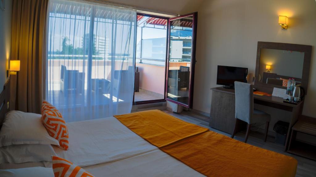 Double Standard Room (SeaView, Balcony)