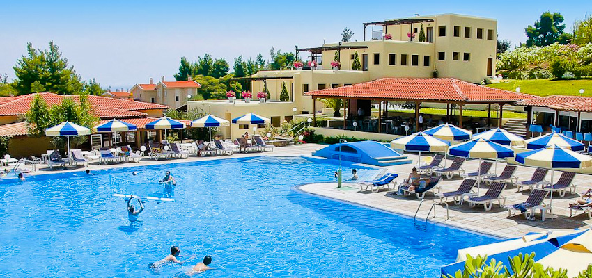 Halkidiki, Hotel Palladium, piscina exterioara, sezlonguri.jpg