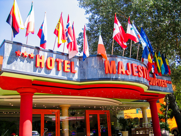 Jupiter, Hotel Majestic, intrare.jpg