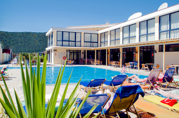 Corfu, Hotel Nasos & Daisy, piscina, sezlonguri.jpg