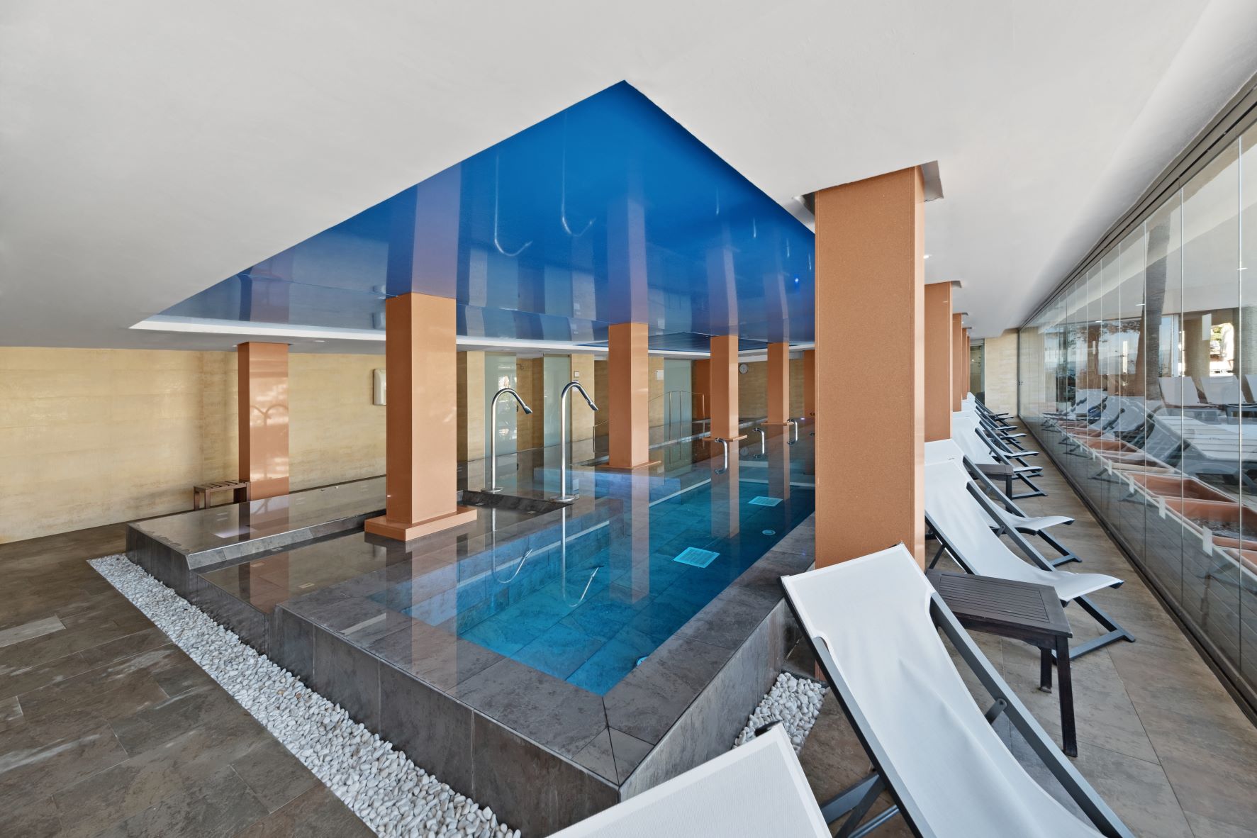 Piscină interioară