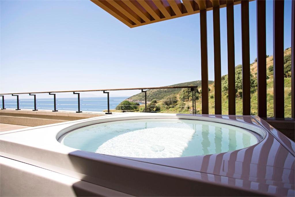 DELUXE HOT TUB ROOM SEA VIEW BALCONY