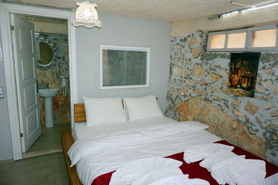 Taş Oda  Deniz ve Bahçe Manzaralı Oda 