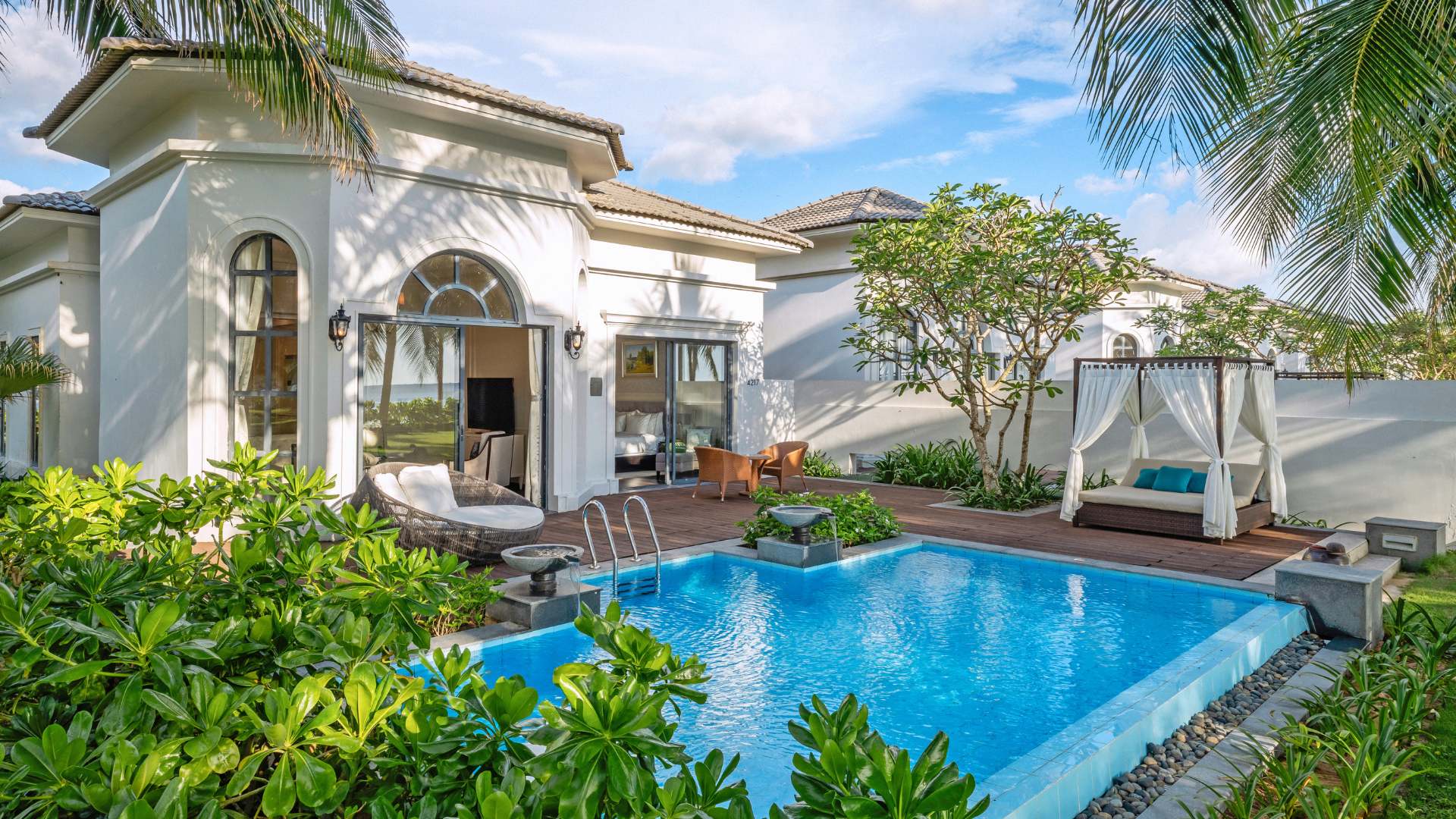 THE LEVEL 3-BEDROOM VILLA LAKE VIEW WITH PRIVATE POOL