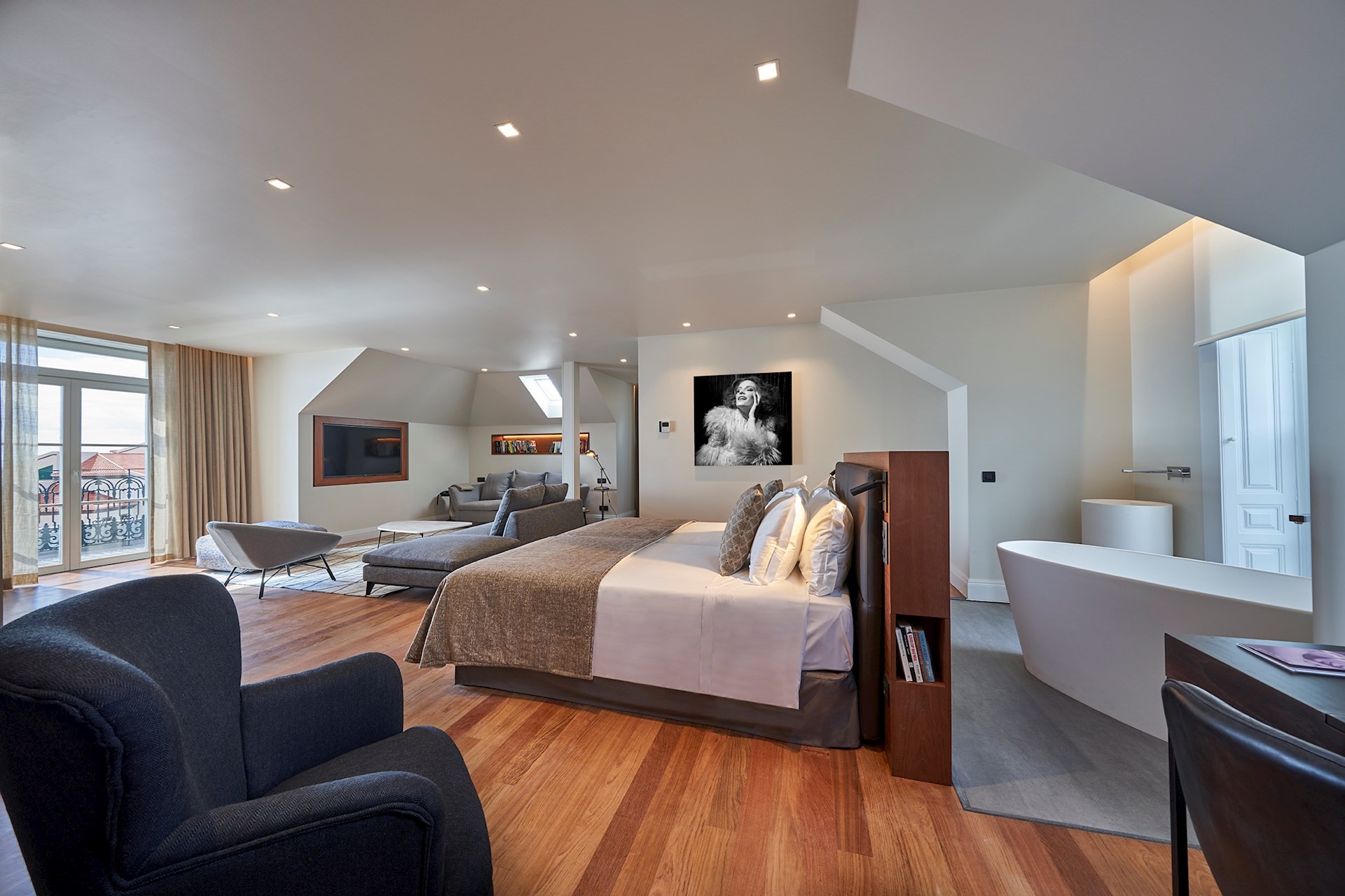 ARTISTIC SUITE