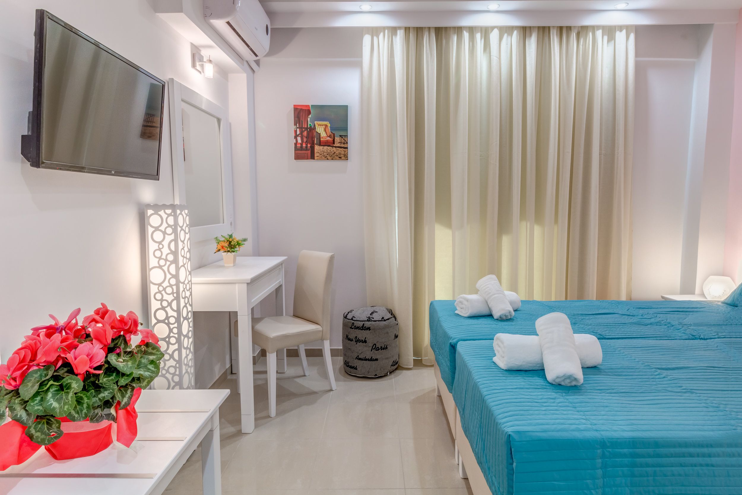 TWIN ROOM