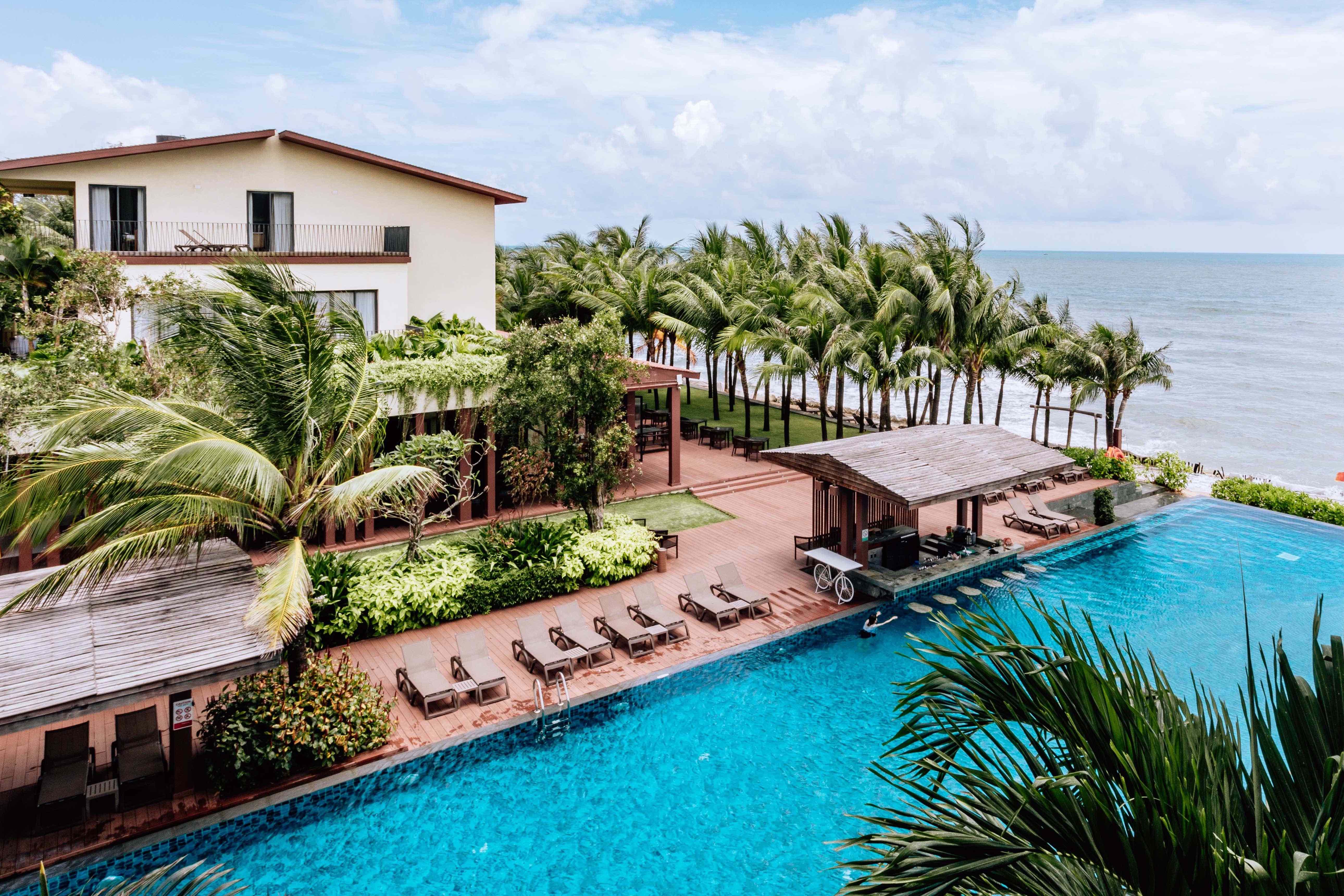 DELUXE POOL VIEW