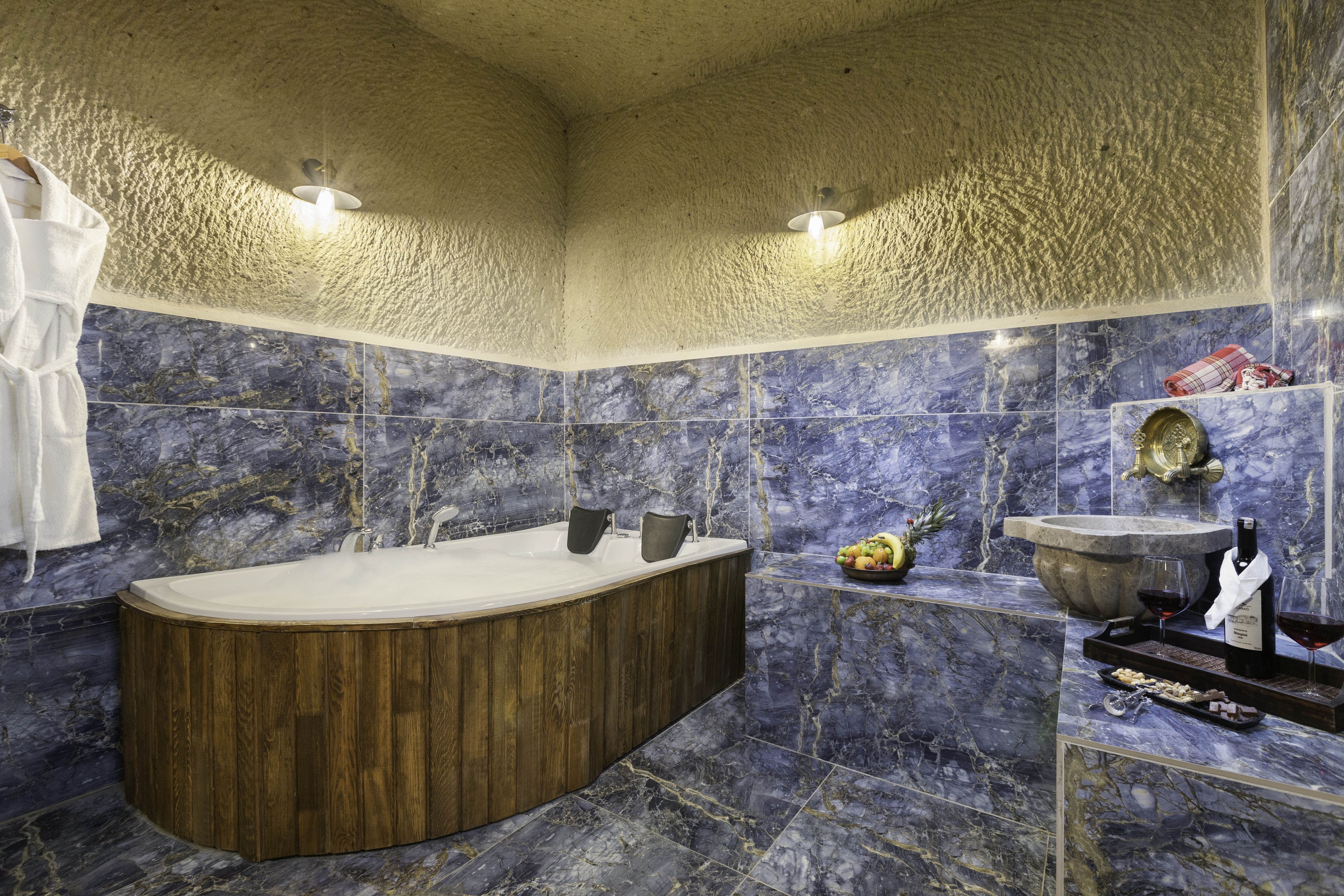 CAVE ROOM WITH JACUZZI