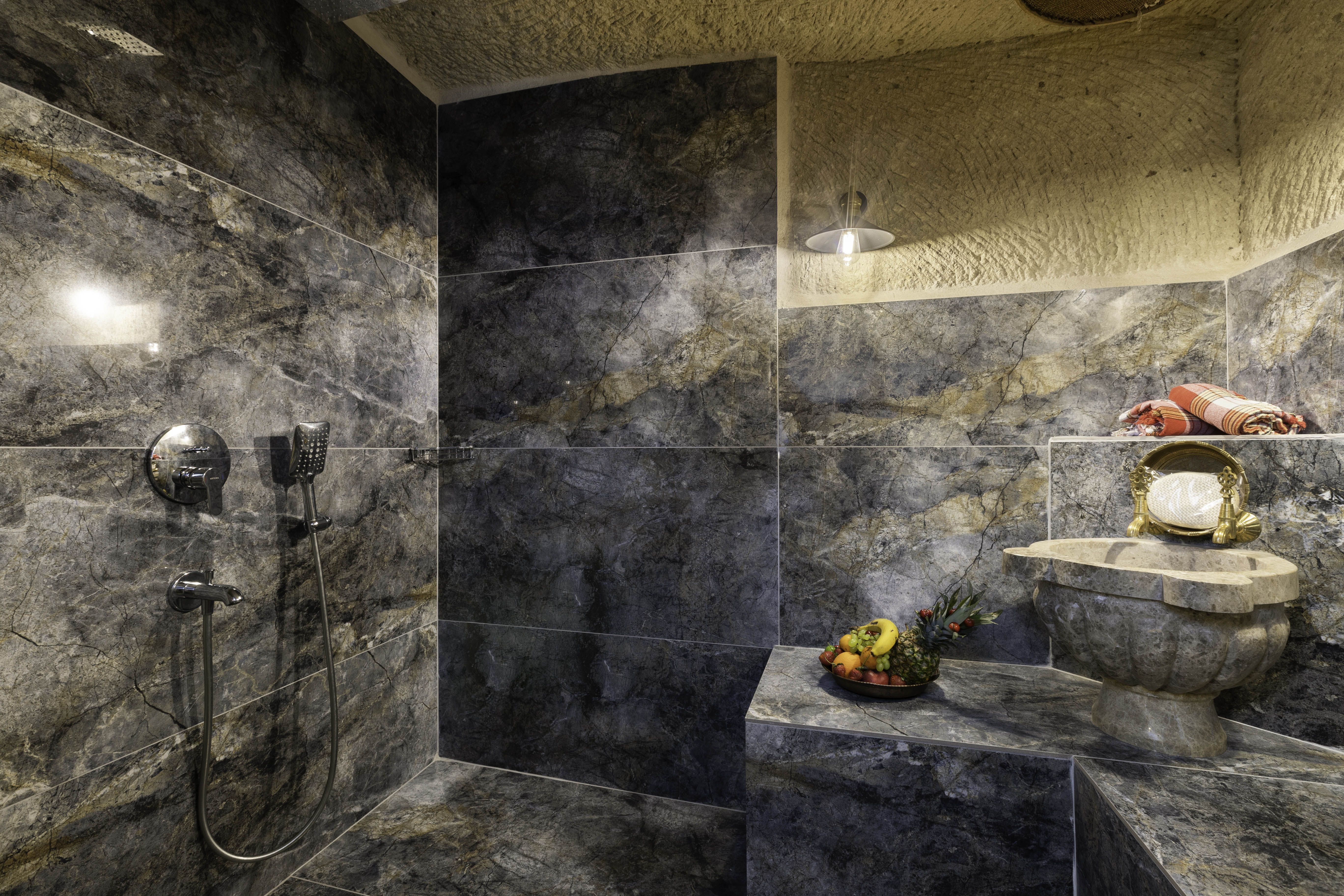 CAVE ROOM WITH JACUZZI