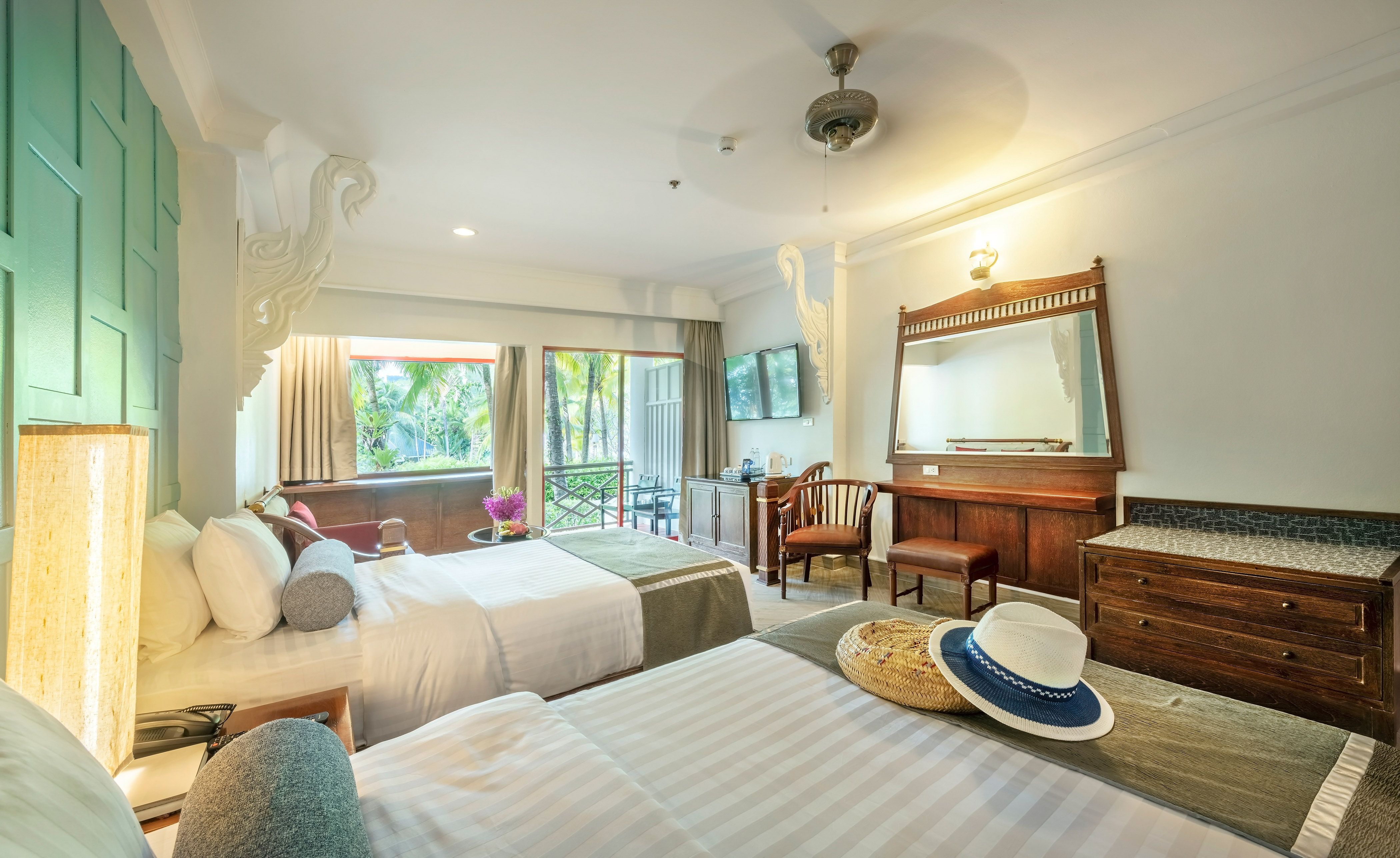 EXECUTIVE ROOM 