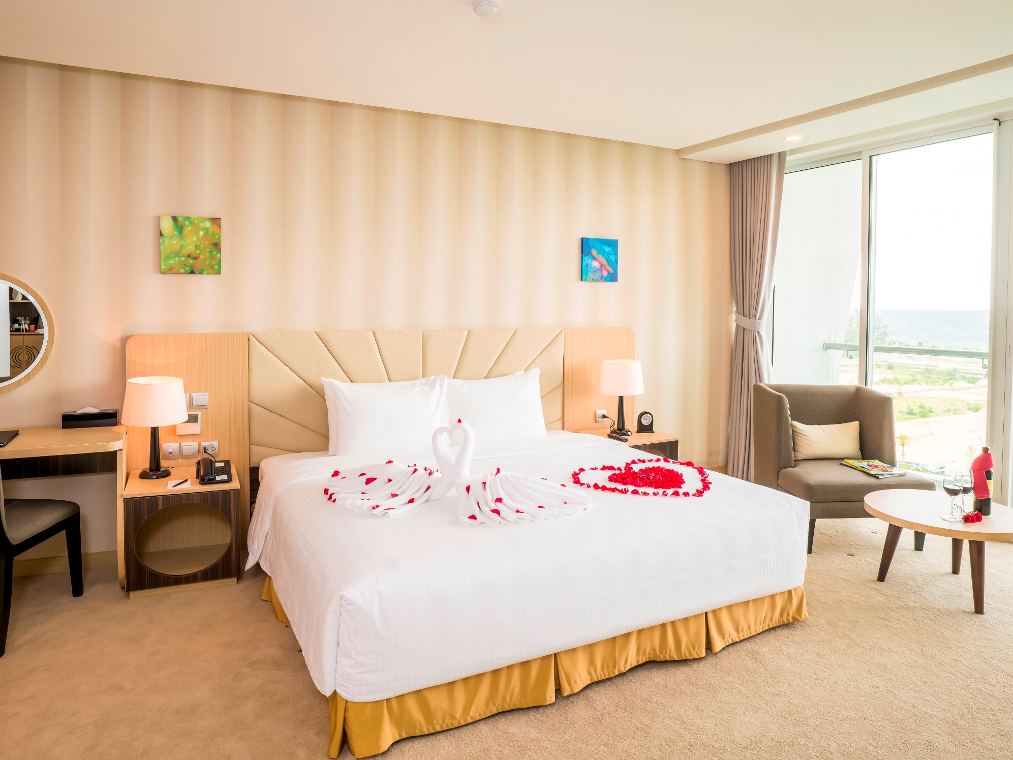 EXECUTIVE SUITE WITH BALCONY