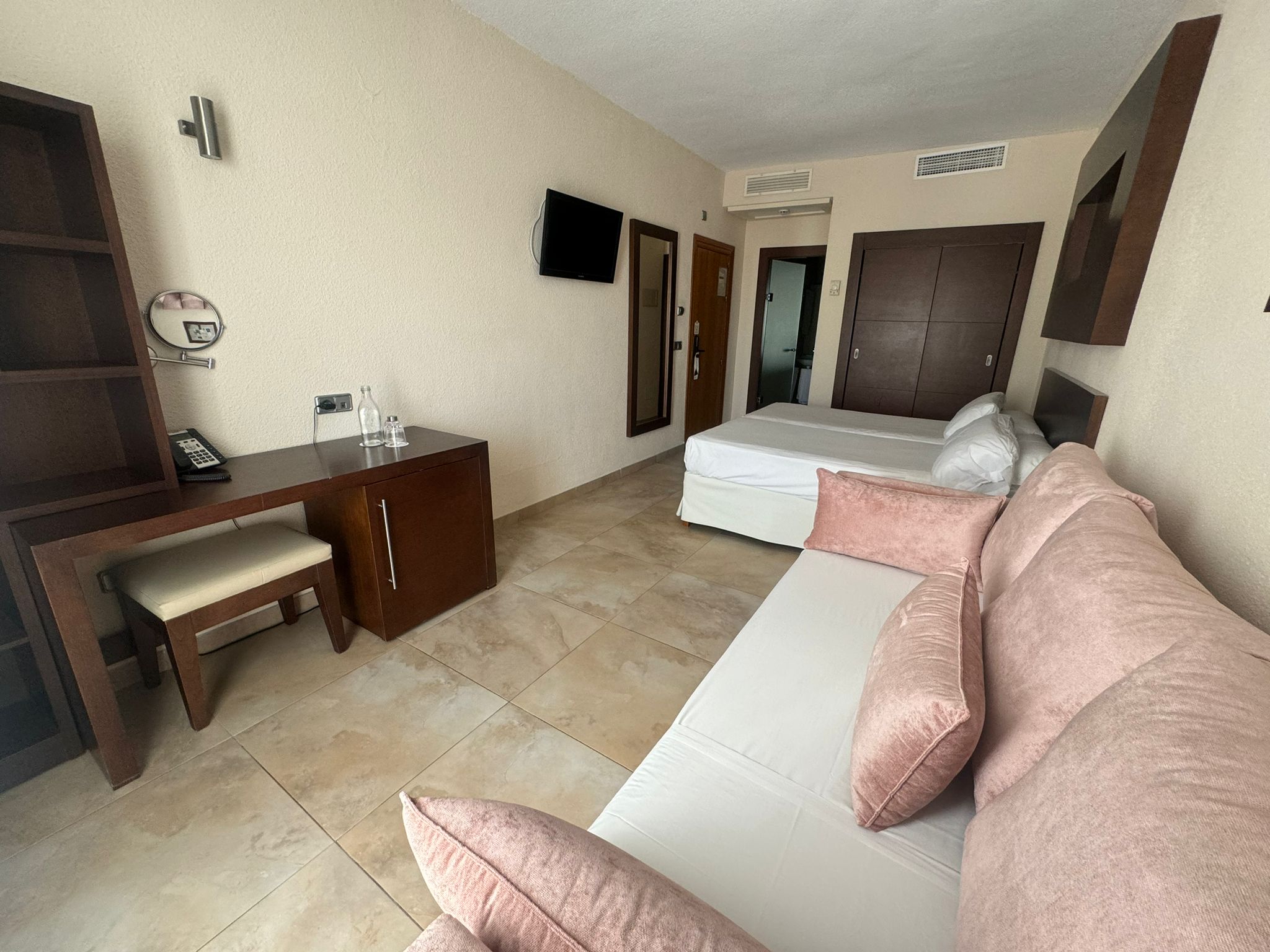 QUADRUBLE FAMILYROOM WITH SOFABED (BALCONY)