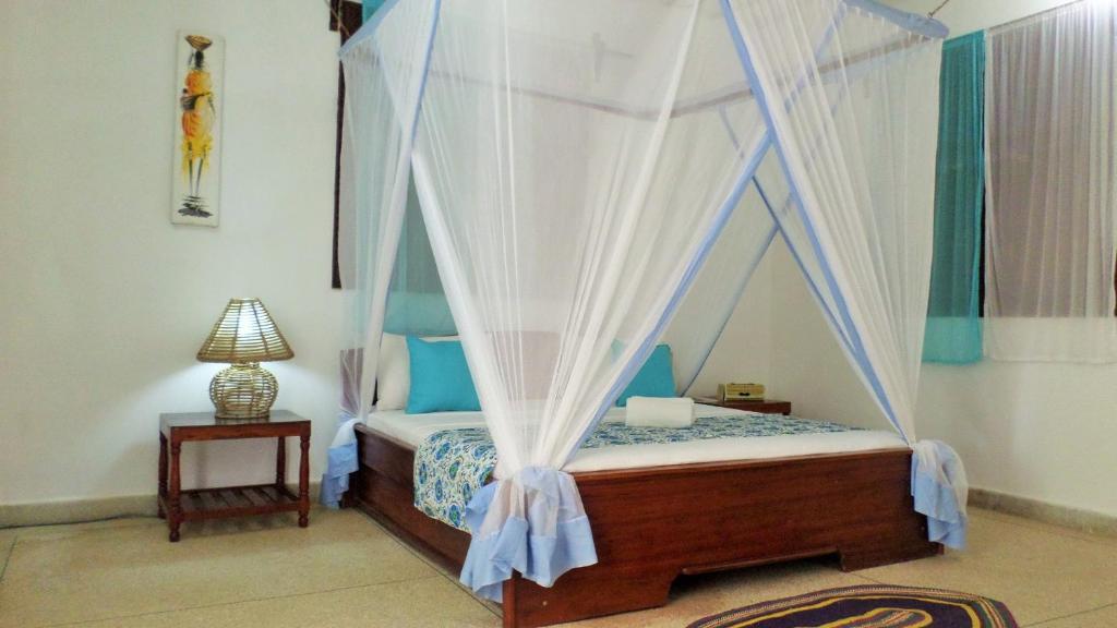 BUNGALOW ROOM