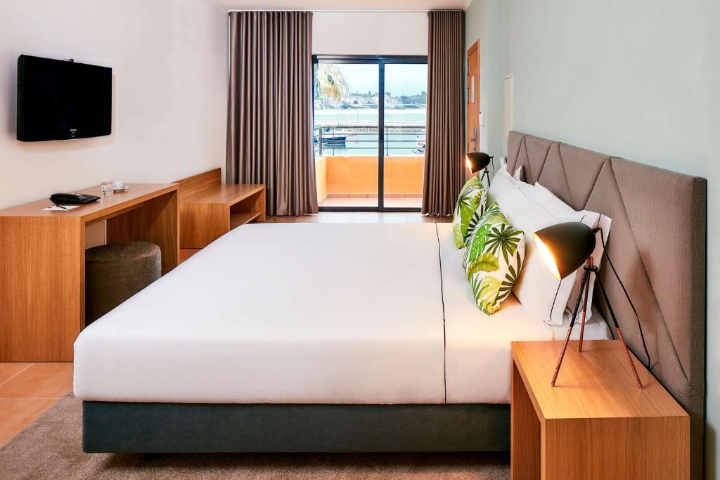 AA - ONE BEDROOM MARINA BEACH APT