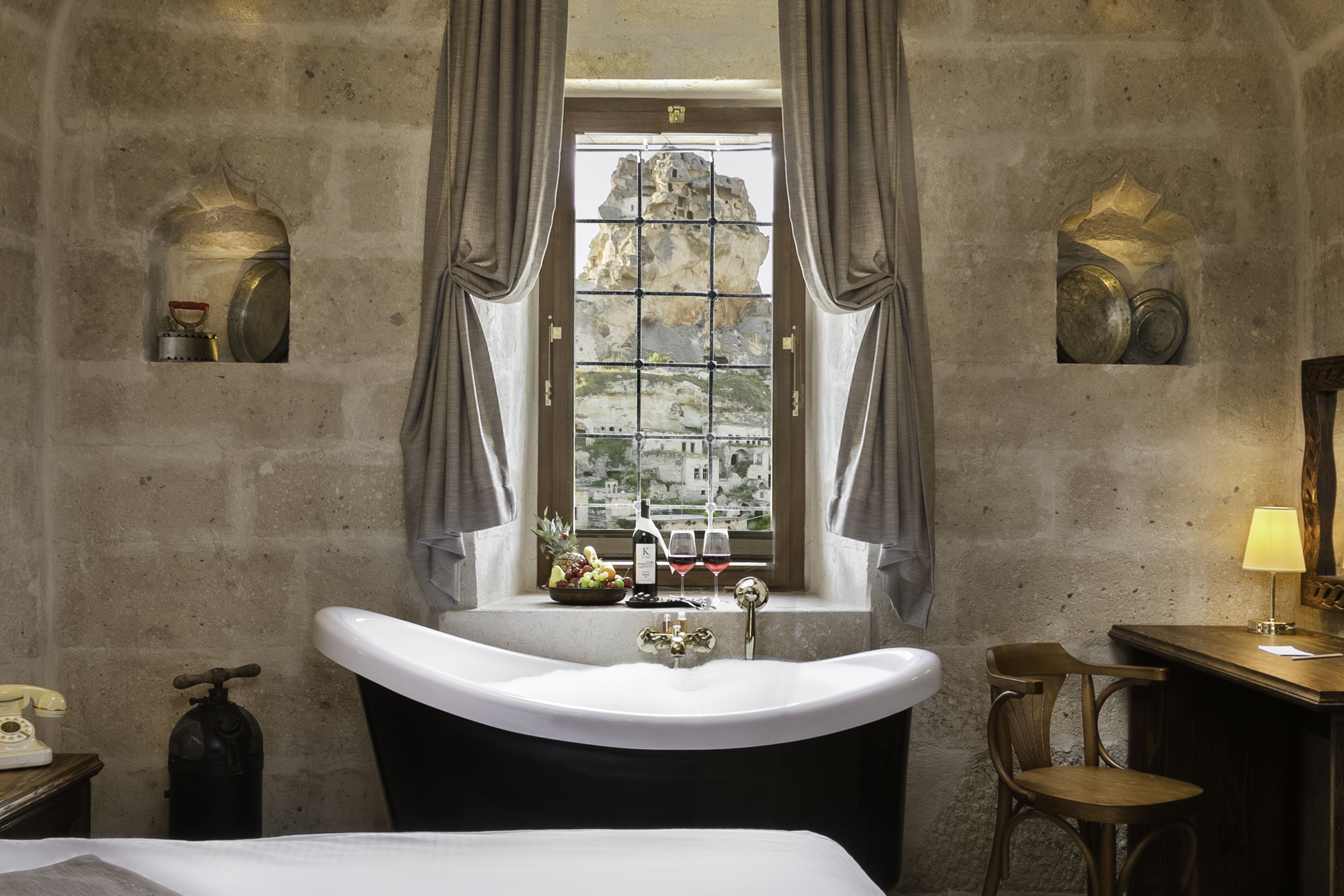 DELUXE SUITE CASTLE VIEW