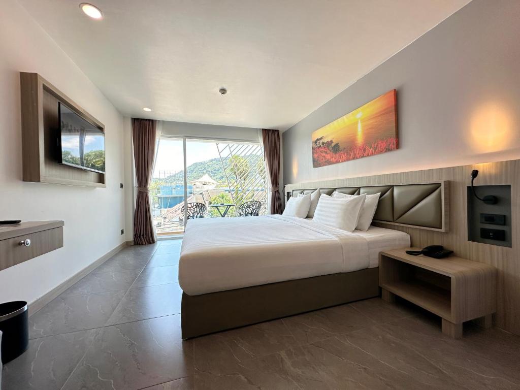 Deluxe King Balcony Mountain View