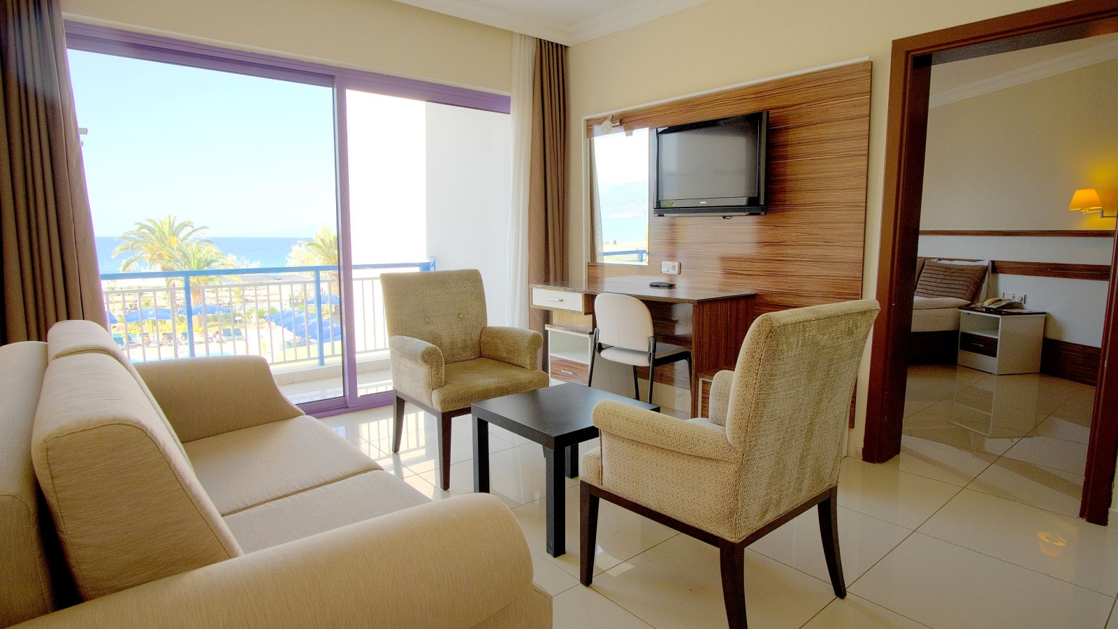 Deluxe Aile Odası Deniz Manzaralı ve Balkonlu ( Ara kapılı ) 