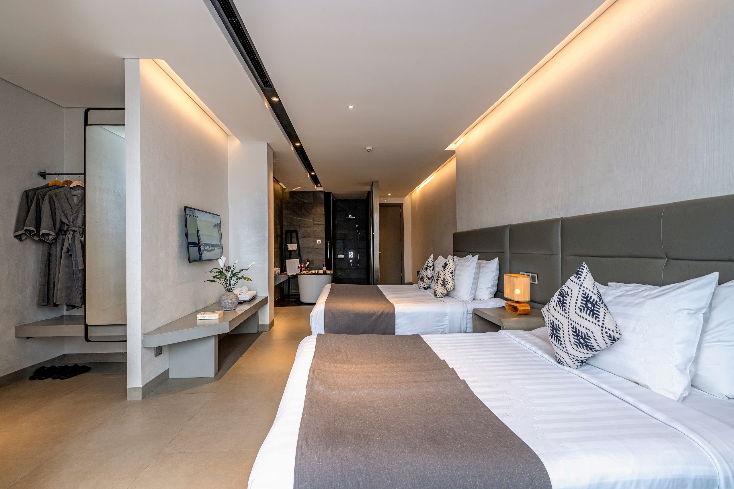 DELUXE TRIPLE SUITE CITYVIEW WITH BALCONY