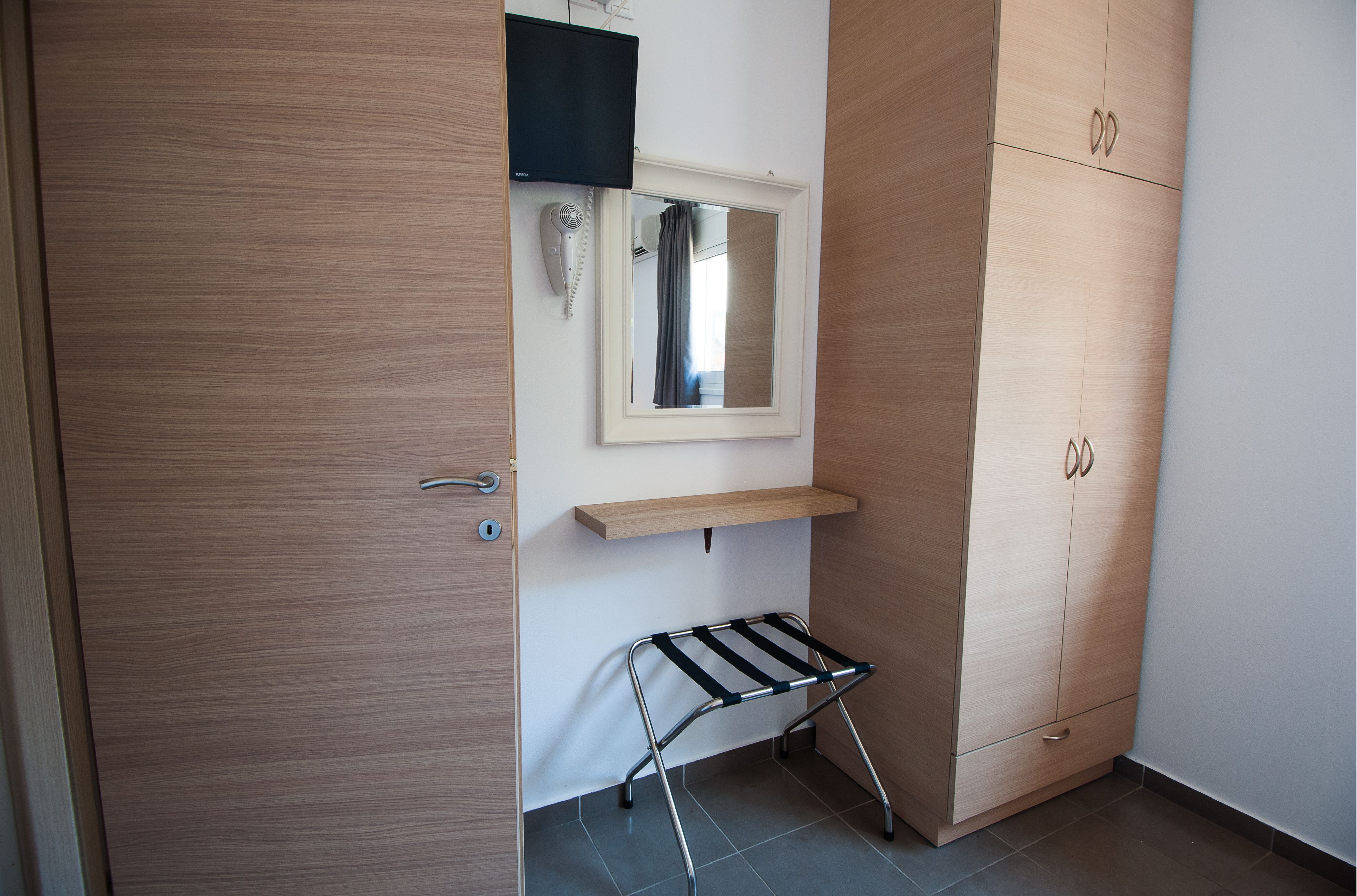 1 BEDROOM APARTMENT UP 4