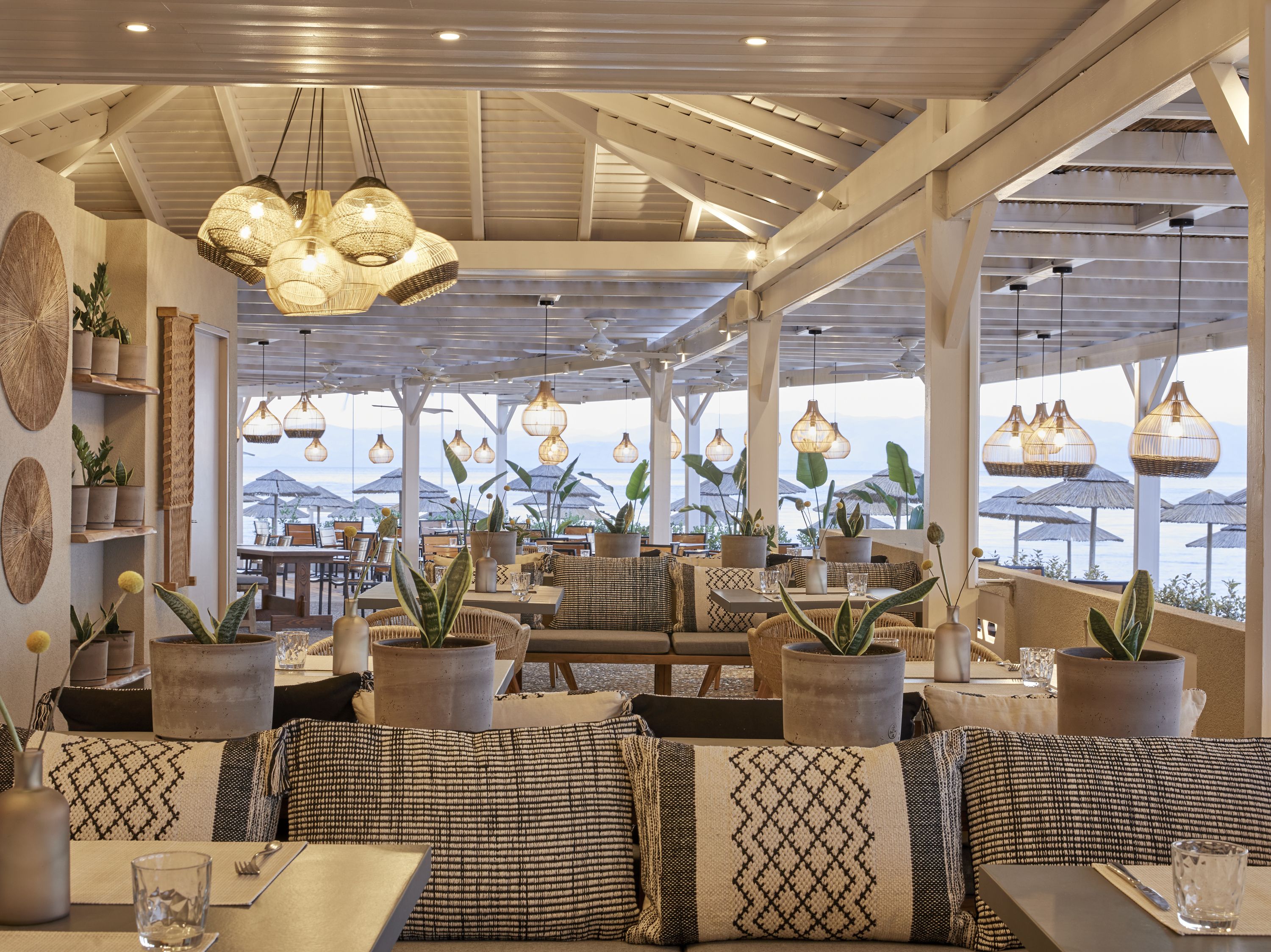 Deck Bar & Grill