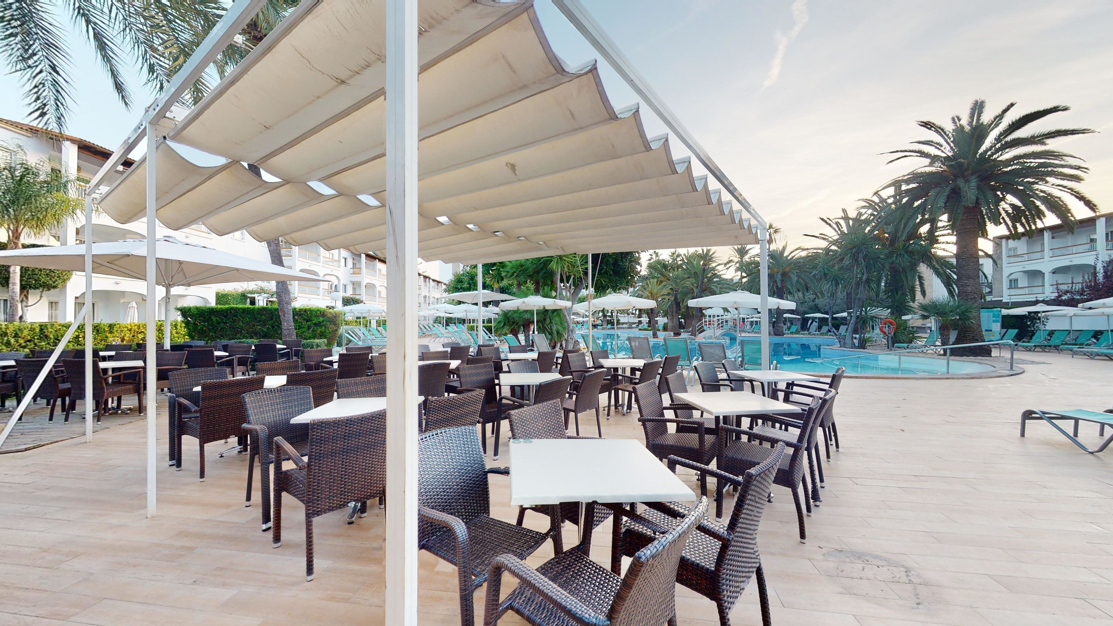 POOL BAR/CAFETERIA