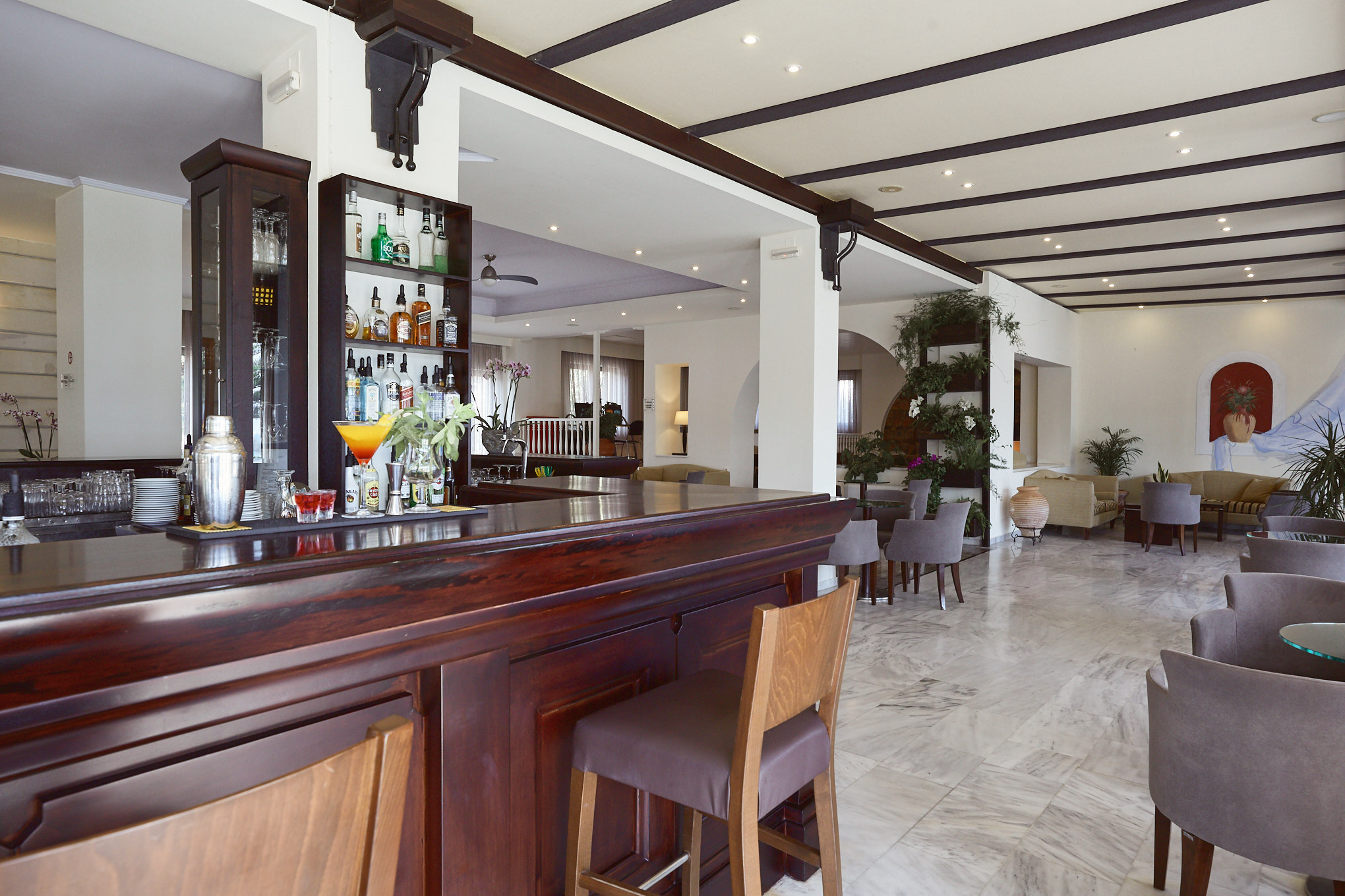 MAIN BAR 