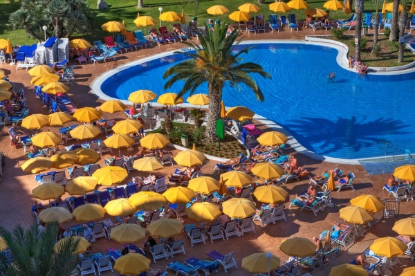 Tenerife, Hotel Spring Bitacora, piscina, sezlonguri - Copy.jpg