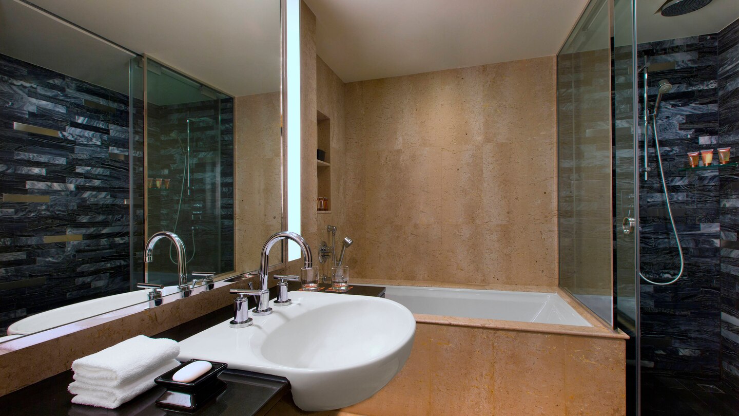 Club Executive Riverview Suite