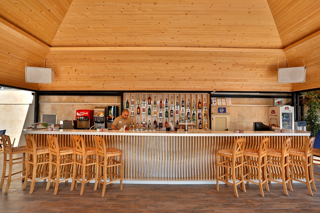Pool bar