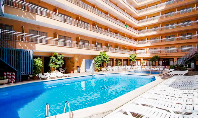 Mallorca, Hotel Pinero Bahia de Palma, piscina exterioara, sezlonguri.jpg