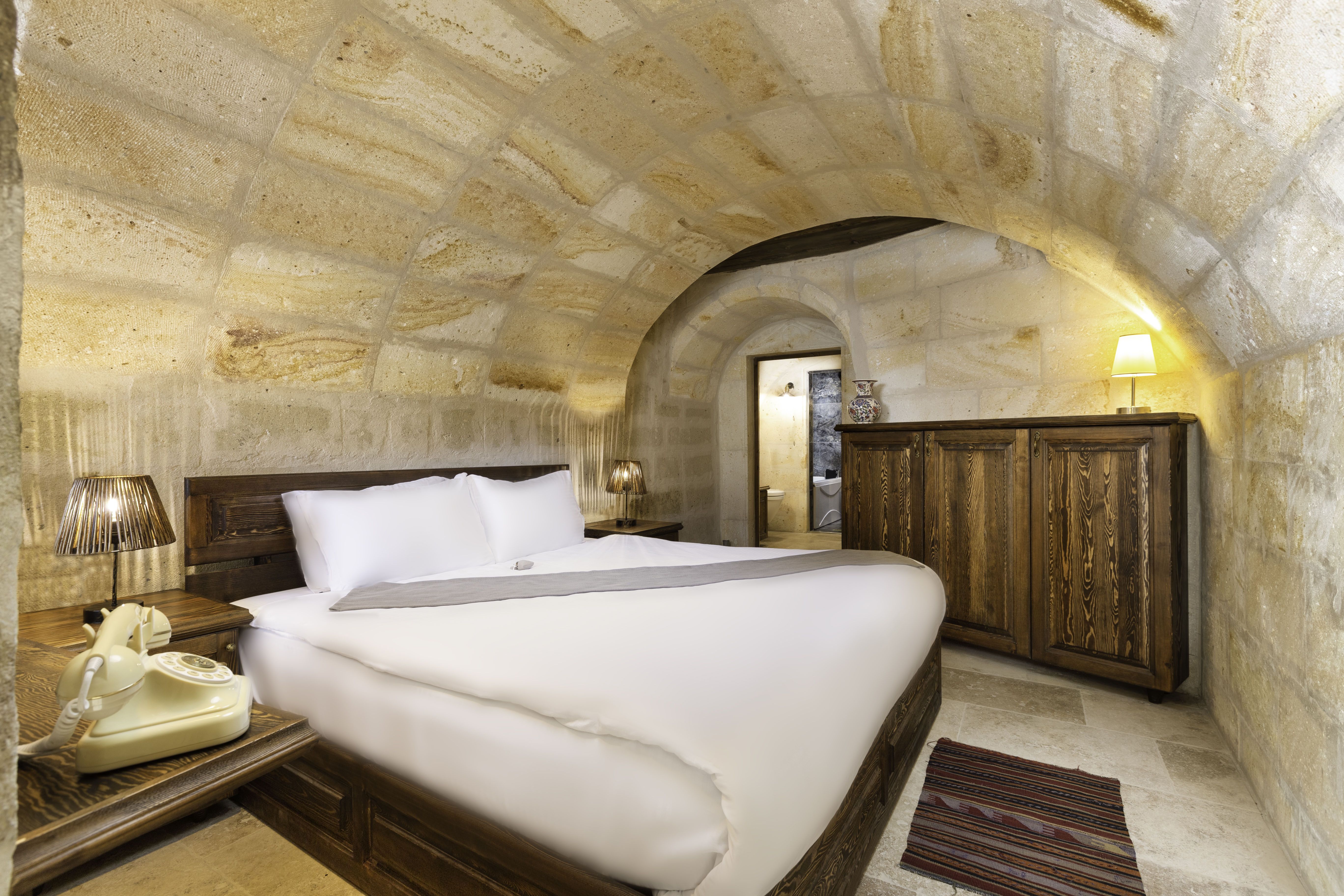 CAVE ROOM WITH JACUZZI