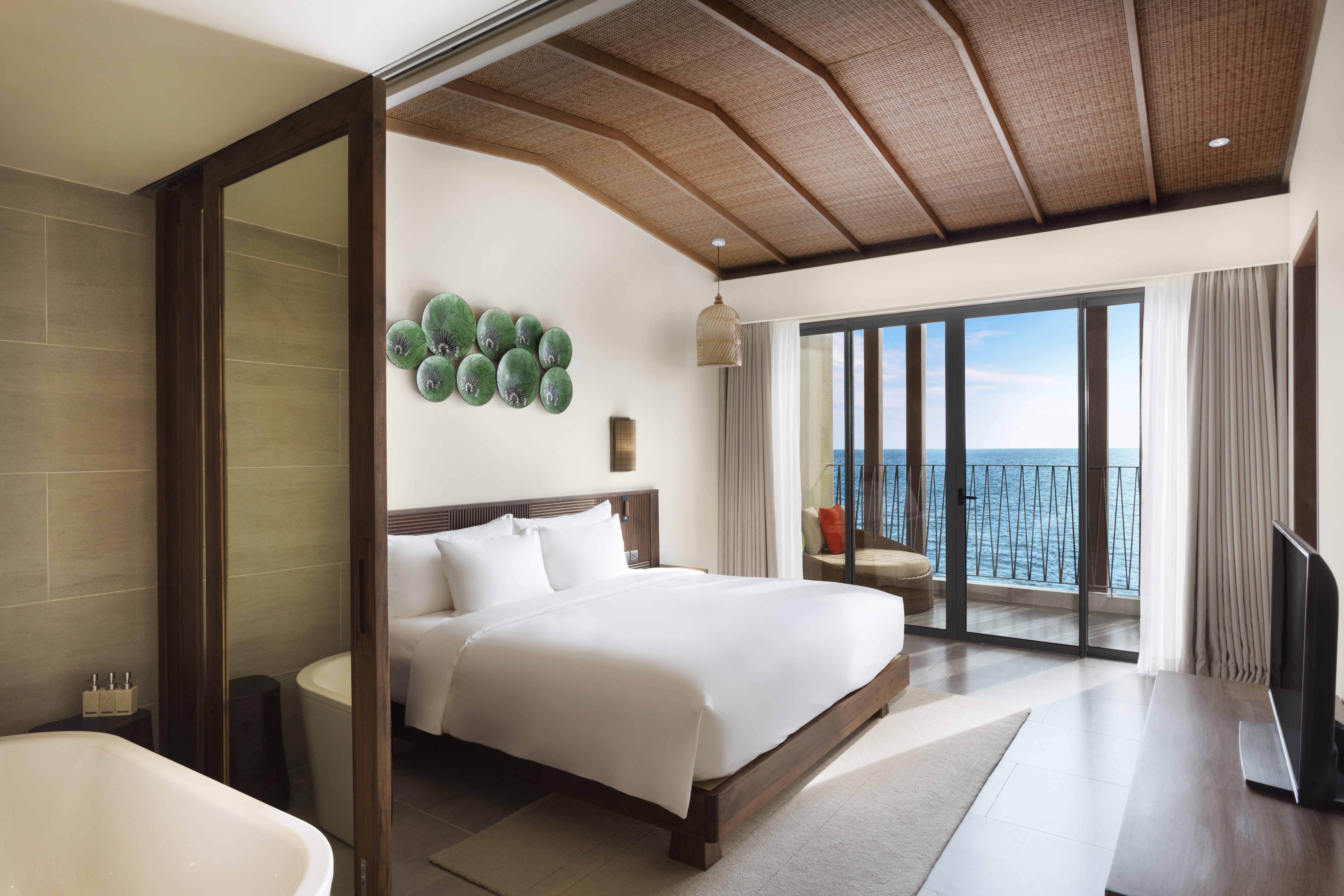 EXECUTIVE SUITE WITH BALCONY
